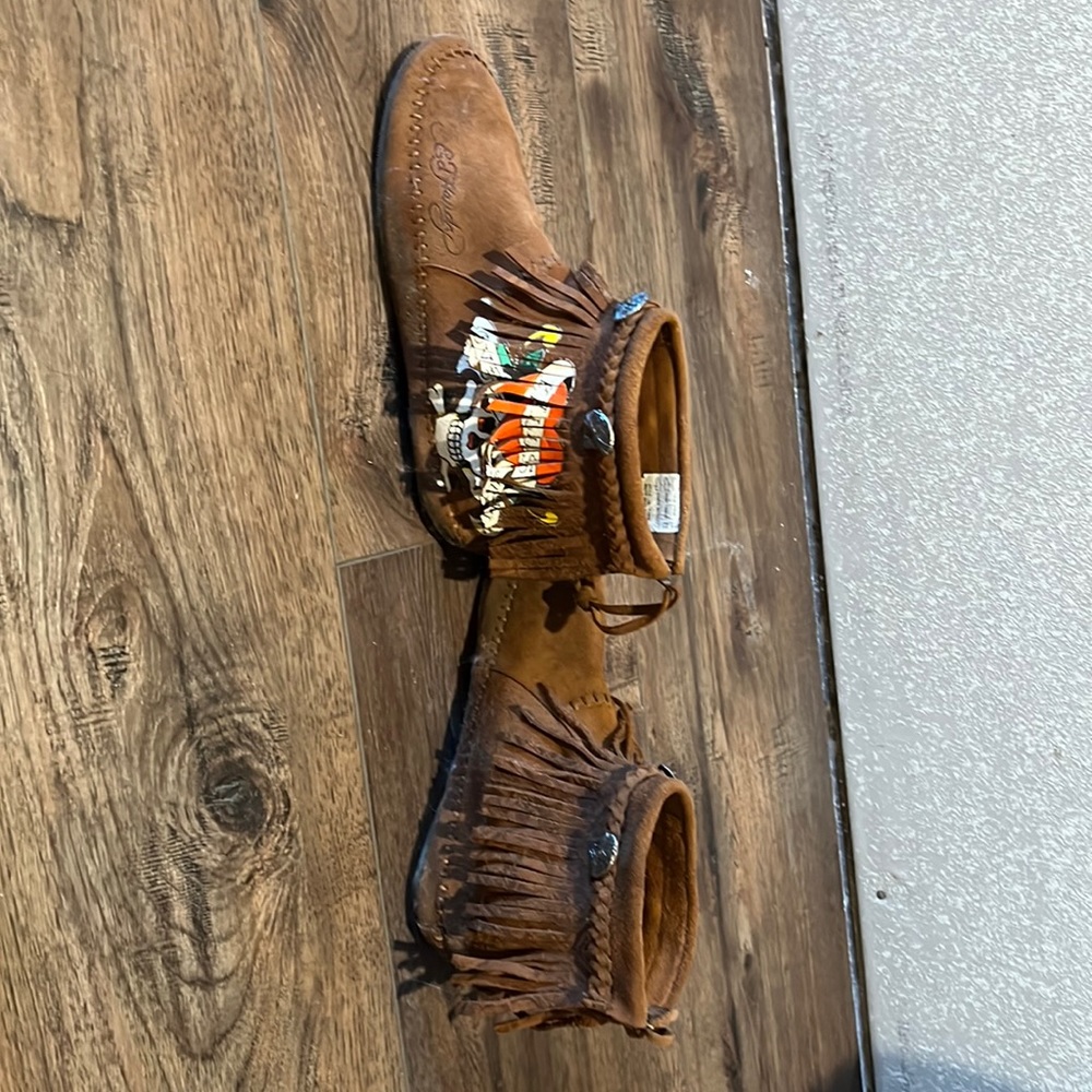 This brand is Ed hardy’s and it is a brown suede, size 9